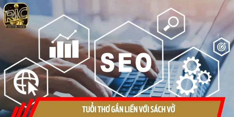 Từ bé, tác giả Hoàng Minh đã lớn lên với niềm đam mê viết lách